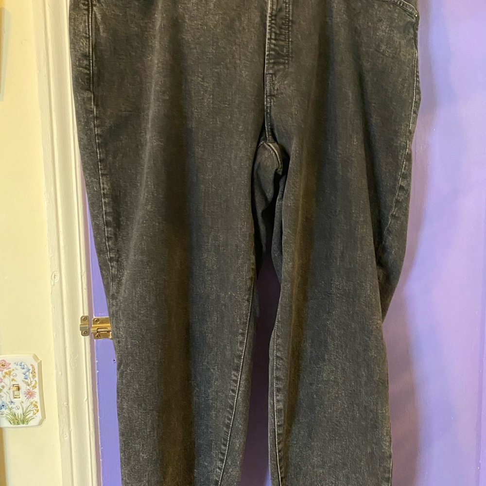 New Without Tags.Women’s Pair of “Old Navy” Pants. Black Waist 38-40.Inseam 27.5